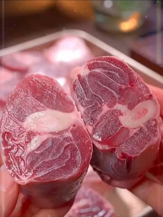 俗话说秋补羊肉冬补汤，天冷就得来一顿这又热又香的羊腿火锅，吃肉喝汤加涮菜，别提多舒坦了