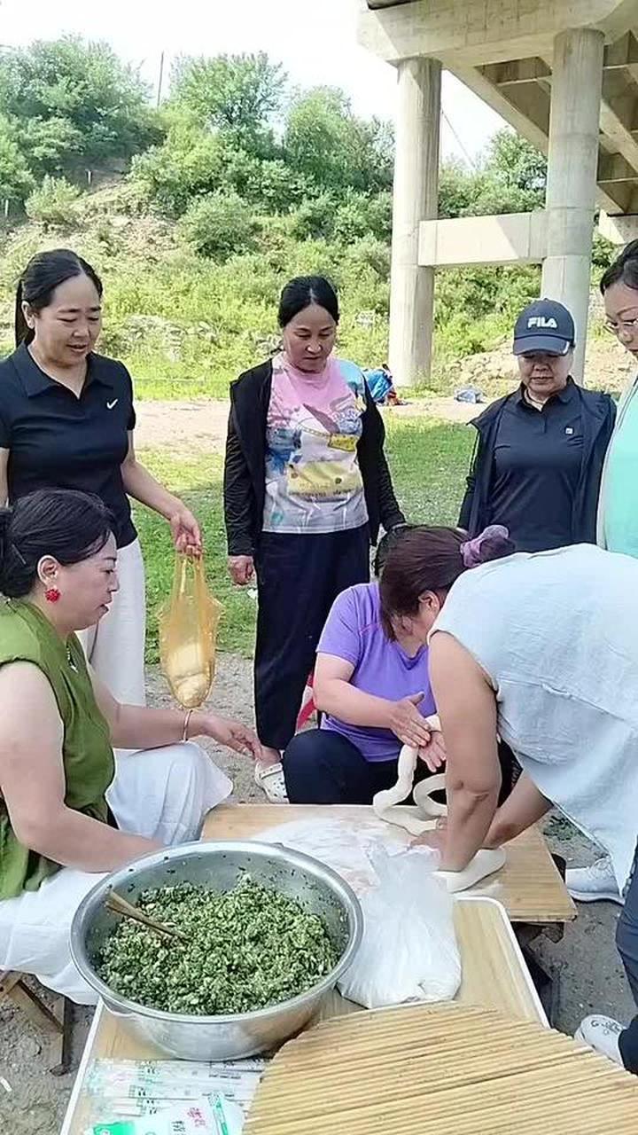 姐妹们一起户外野炊现包饺子，享受野炊烟火气