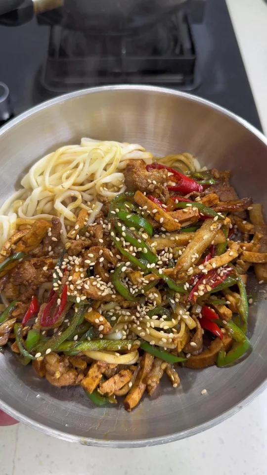 这个双椒拌面真的很绝!好吃到拍大腿
