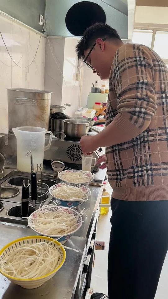 越南河粉店的四碗招牌河粉一次出