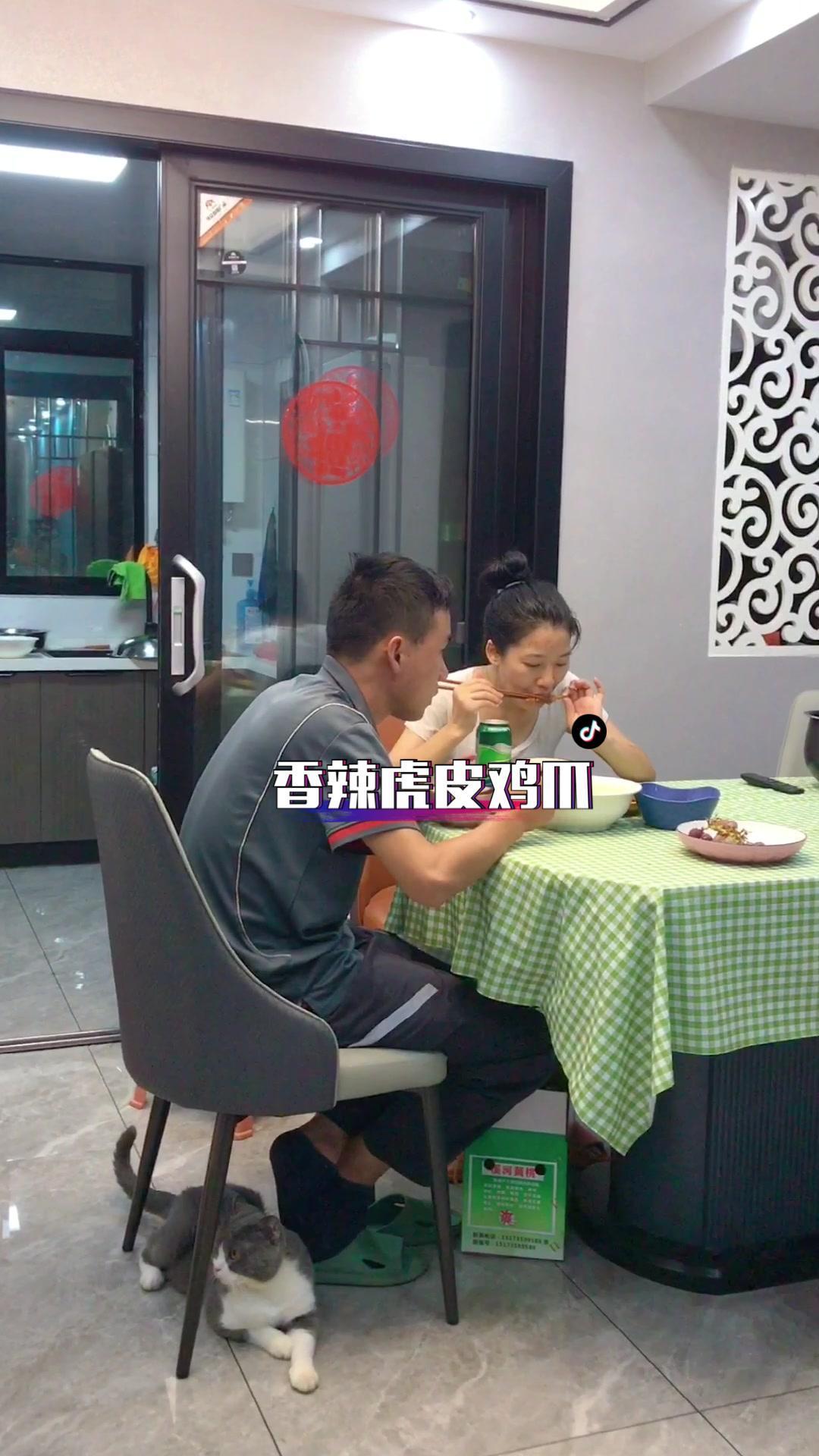 买了30块钱的鸡爪回来,做虎皮鸡爪,在家自己做一样好吃,很简单,快做起来吧!在家做美食 记
