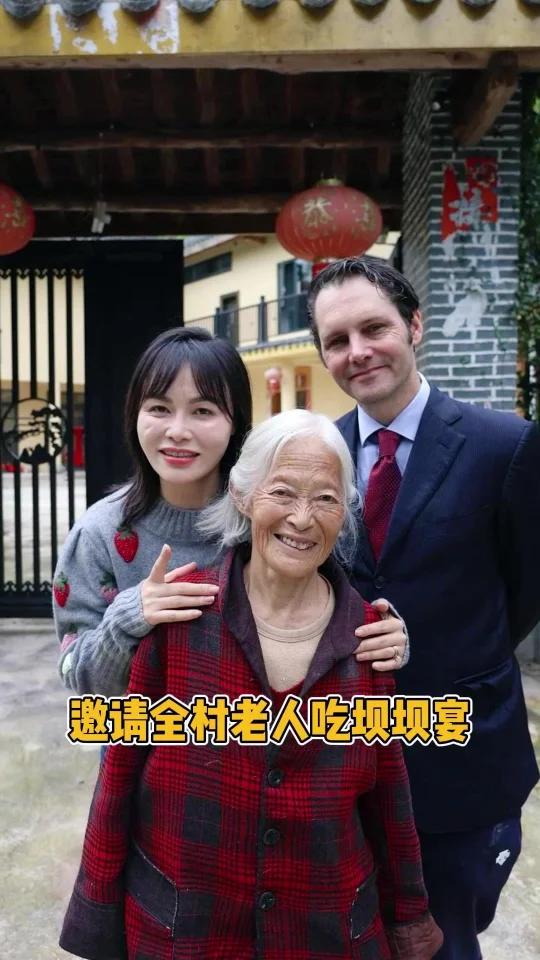 借这次粉丝坝坝宴，也把外婆村里和爸爸村里的所有老人都邀请过来吃宴席，一起热闹一下