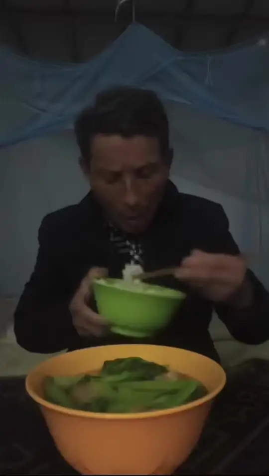 下雨两天,没活干,一碗清清淡淡的青菜苔,就是最真实的日子