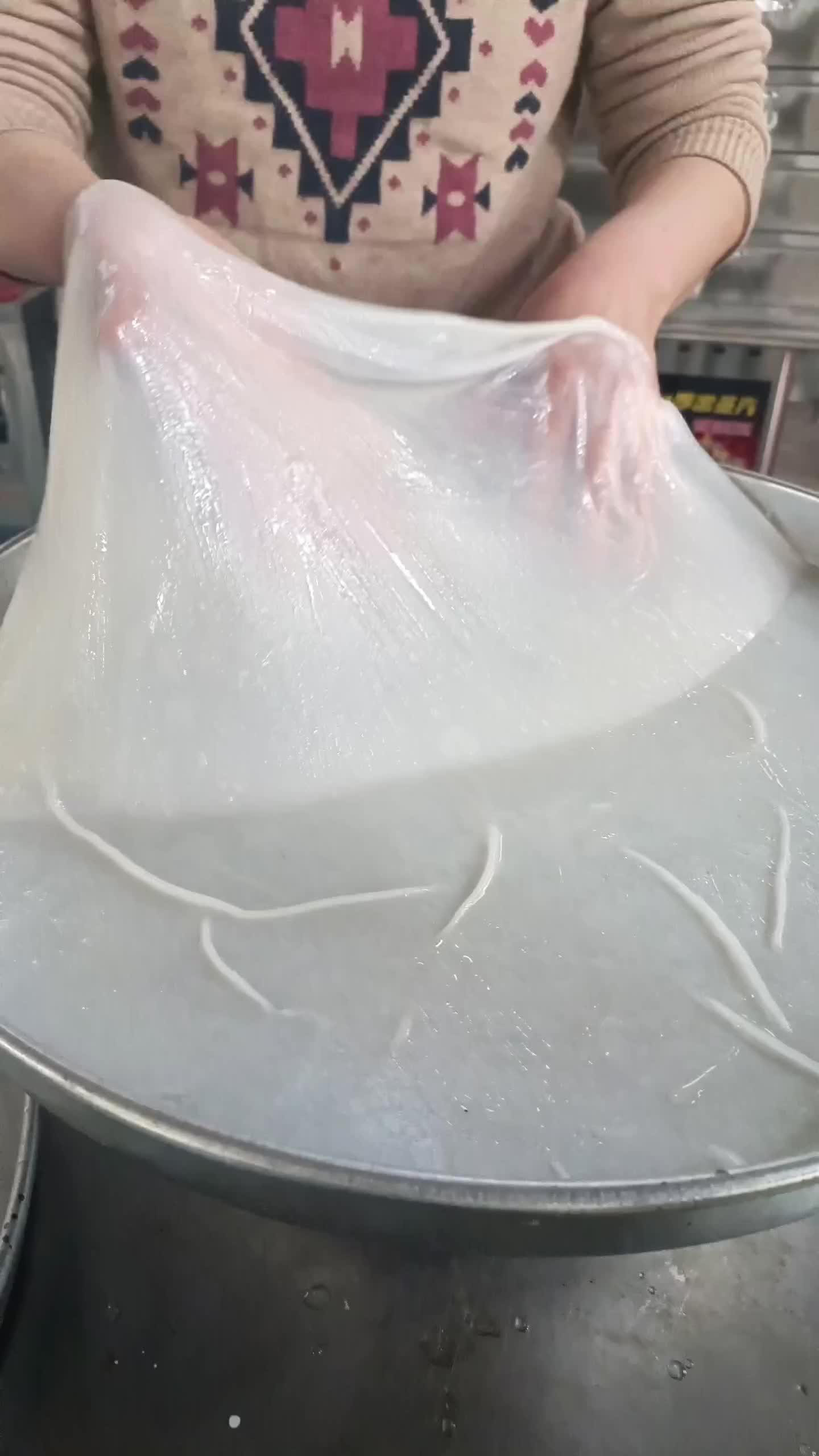 看着别人的凉皮做的那么好,自己想做,总是没有信心,自己也用凉皮机蒸箱试一下,还不错 凉皮机