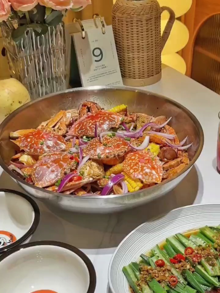 两人食晚餐:终于吃到想念很久的肉蟹煲啦～