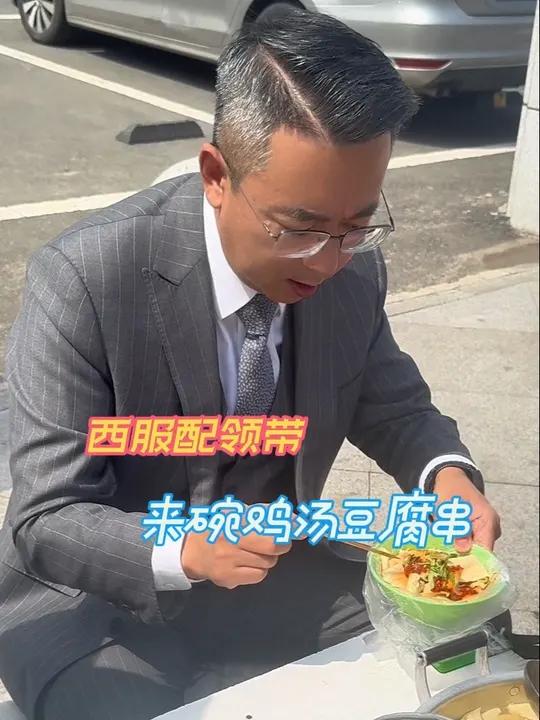 长春体育馆门口的鸡汤豆腐串二十年如一日,老板说还是以前的味道