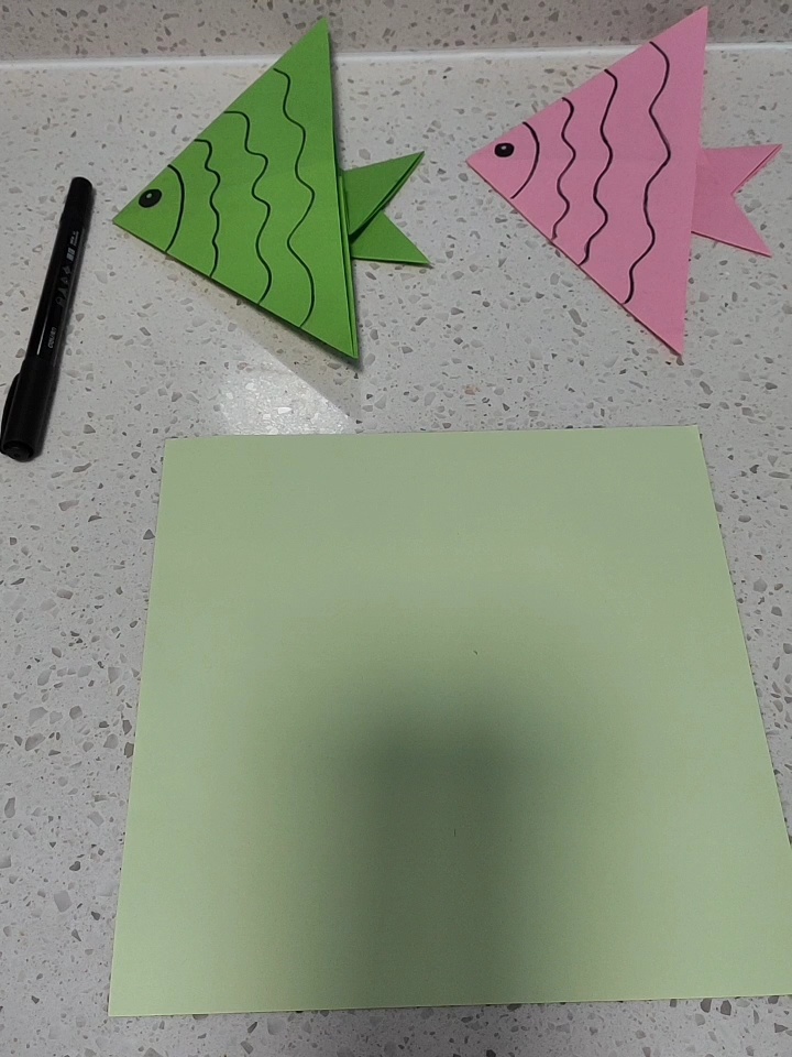 幼儿园小班折纸《折小鱼》