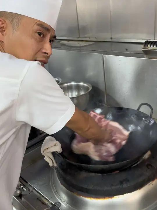 (东坡肉)主料:五花肉  操作方法:五花肉烧毛刮干净,放水里加葱姜料酒八角煮20分钟,捞出