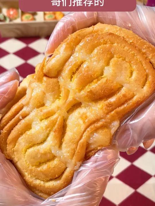 小时候小卖部就可以买到的椰蓉面包,现在不仅分量升级了而且还很便宜,用料真的很丰富,吃起来也