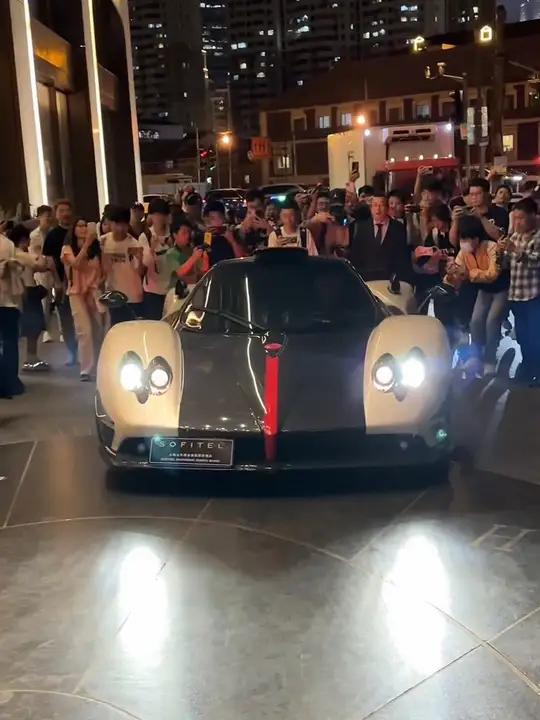上海金辉酒店今日鱼骨头玩车大佬的帕加尼zonda cinque出来了,全场最佳的焦点,行走