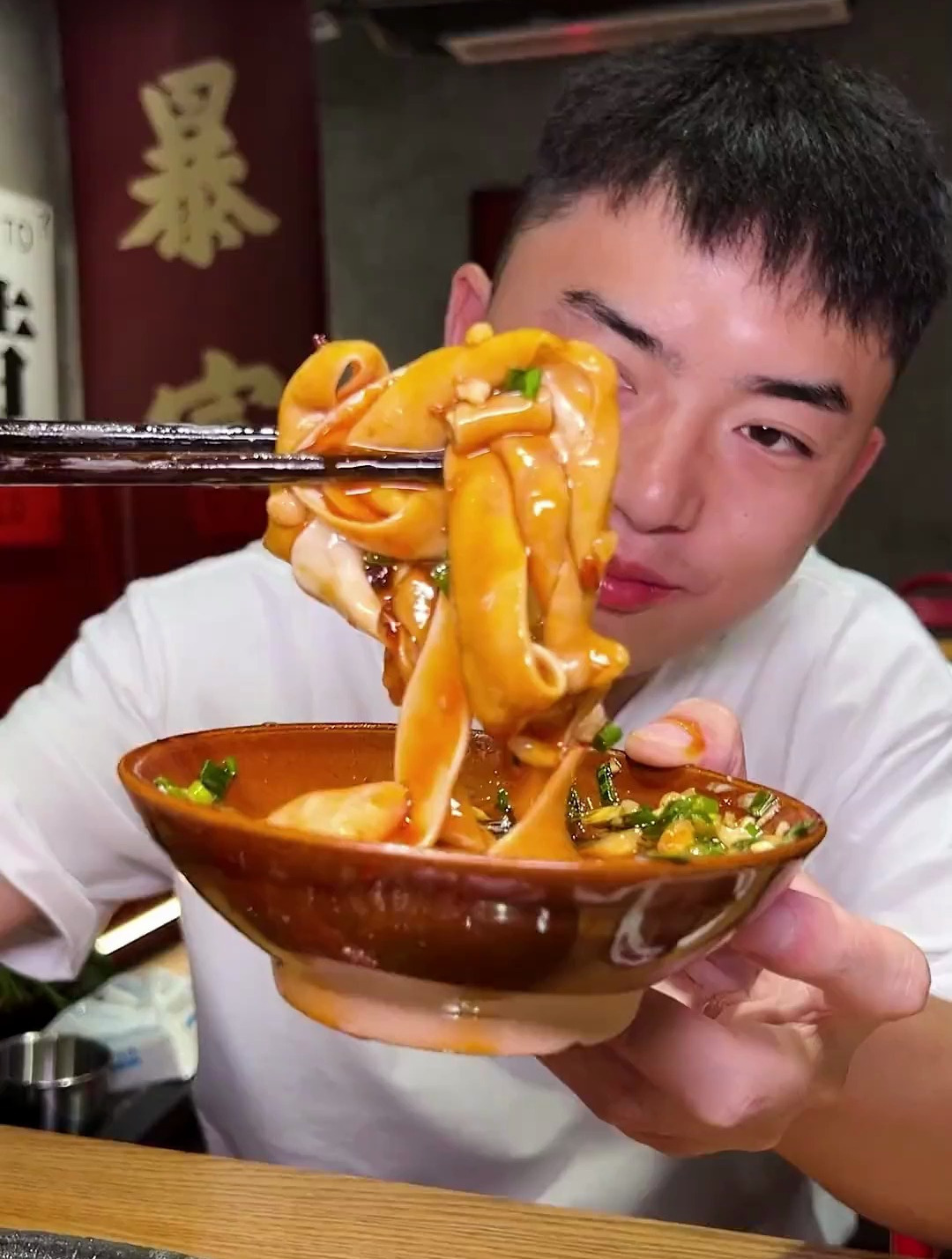牛油锅底煮九尺板鸭，配上脆度拉满的毛肚鸭肠，绝了！