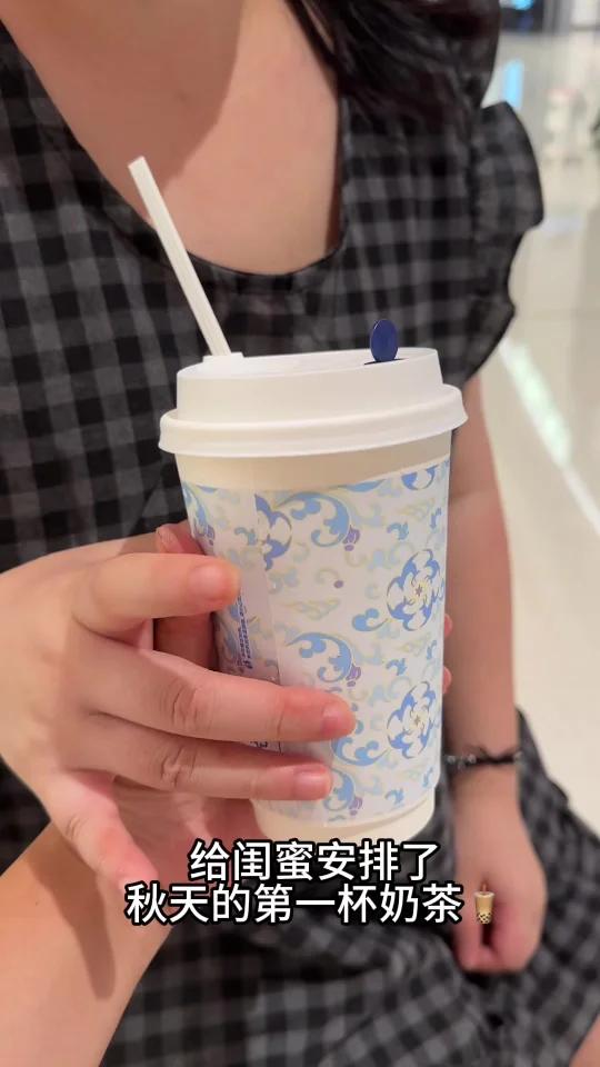 闺蜜今天收到12杯奶茶！只喝了这一杯