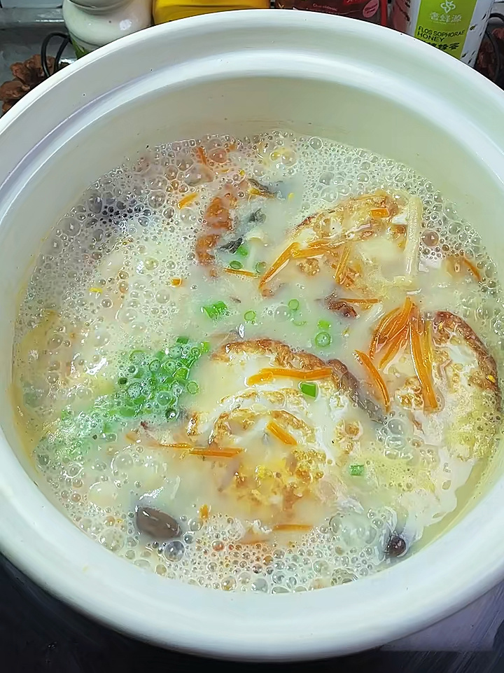 原来用鸡蛋就能熬出奶白色的汤鲜掉眉毛哦