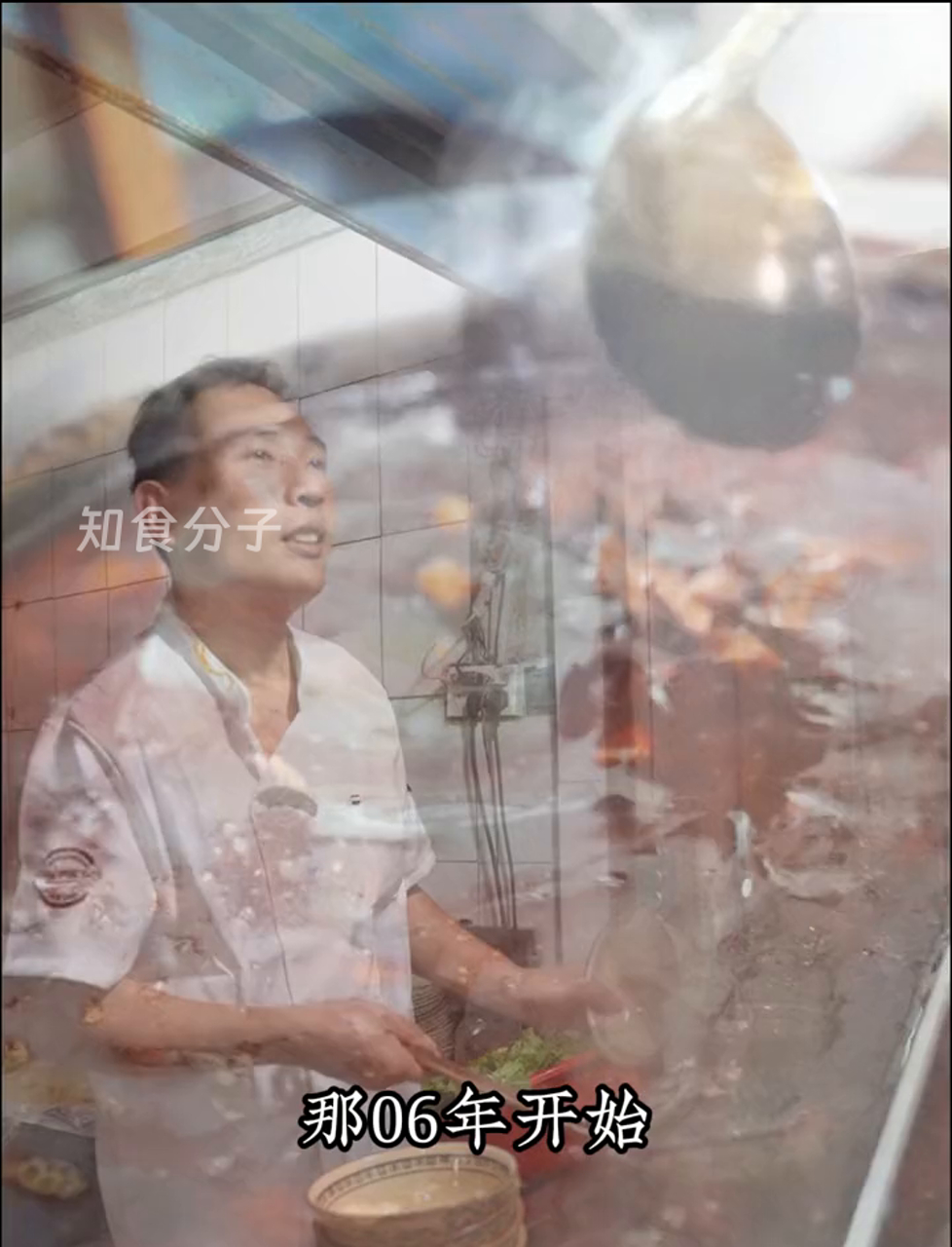 南阳师院巷子里的葱油拌刀削面,多少学生被征服了!油亮葱香,酱浓面弹10块钱一碗的葱油牛肉拌