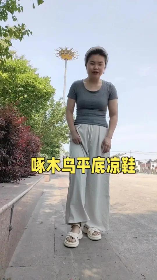 如果你个子低或者或者不喜欢穿高跟鞋的,你就放心拍这个松糕平底鞋鞋穿好穿,而且舒服不勒脚不磨