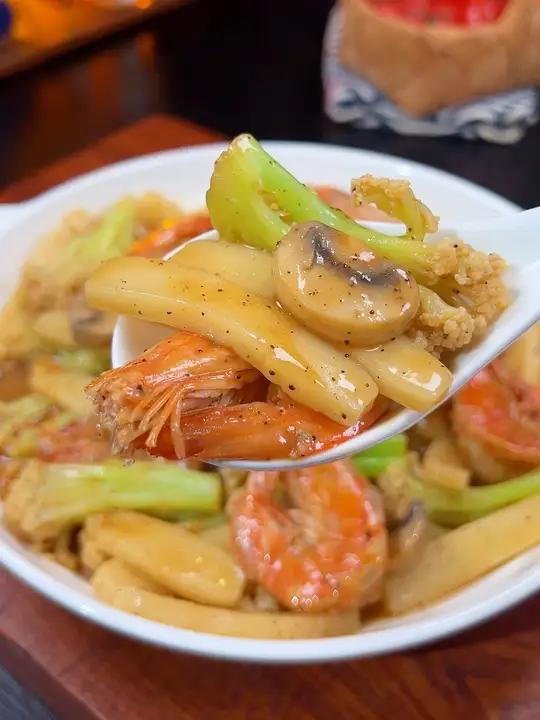 天气炎热每天不知道吃什么的朋友们,一定要学会这道黑松露大虾烩年糕大人小孩都喜欢