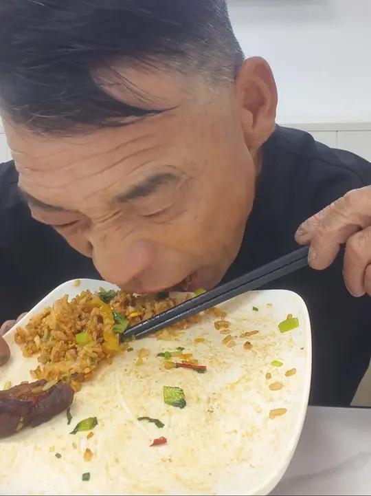 今天加餐吃个大肉炒饭