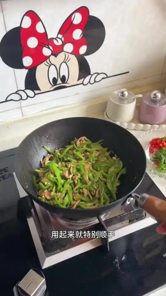 这个价格到手的精铁铸造的小铁锅,炒菜可香了,锅体有深度,炖菜煮汤都可以!特别厚实,还有运费