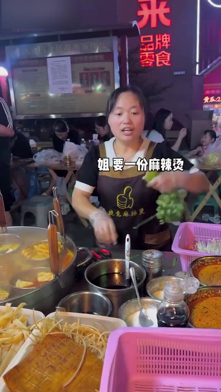 重庆路边416元爆辣麻辣烫和28元微微辣海鲜火锅，你们感觉值不值