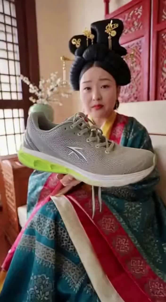 唐装配运动鞋?这混搭太出戏
