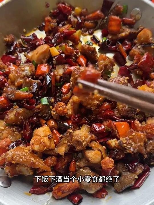 今天烧的辣子鸡丁跟外面店里真的没有太大区别,焦香酥脆连辣椒都特别好吃!家常菜辣子鸡妈呀太香