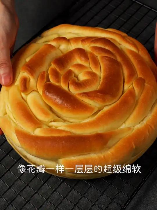 分享个超香的面包做法 牛奶液种:温牛奶50克 鸡蛋1个 白砂糖8克 奶粉7克 鲜酵母3克 