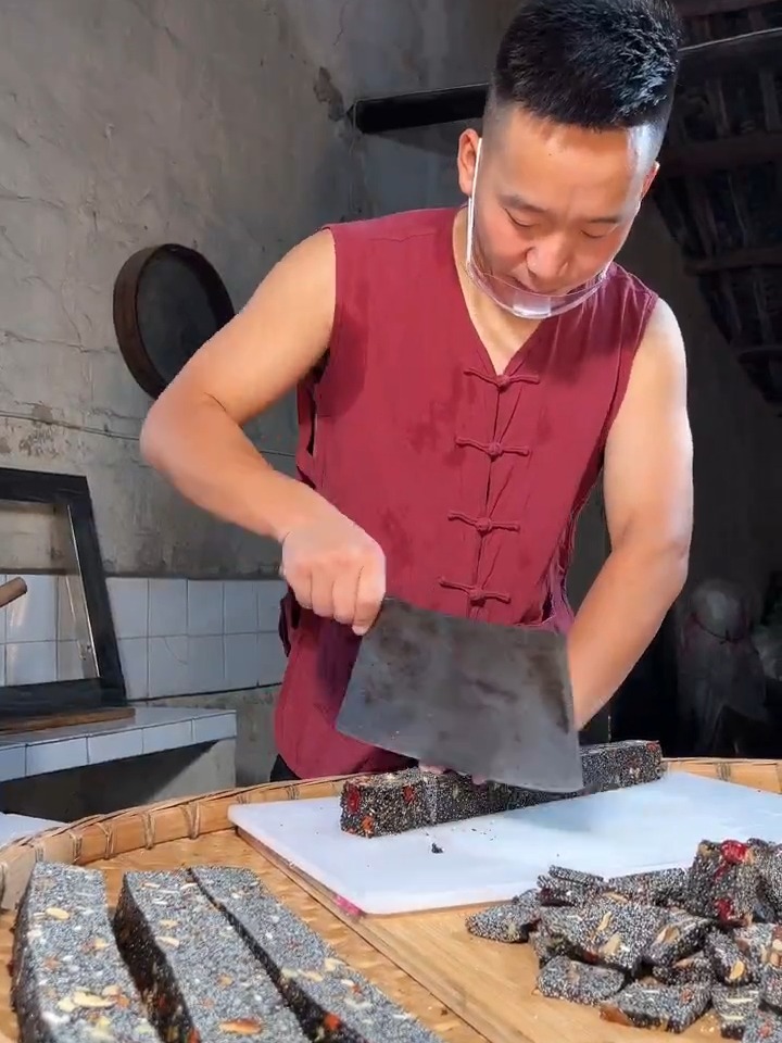 纯手工制作的黑芝麻核桃仁营养糕,软糯香甜