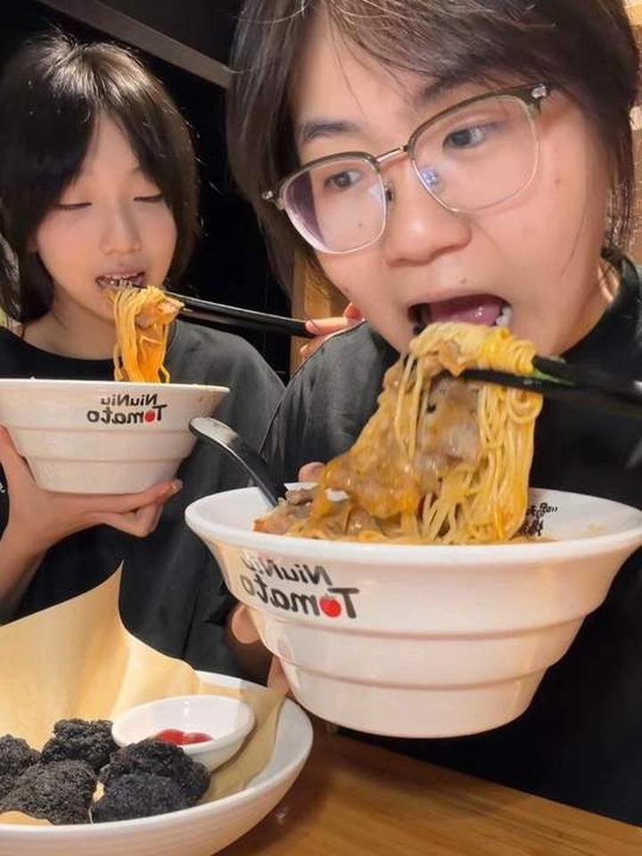 碳水脑袋在面馆吃吃吃，快乐加倍