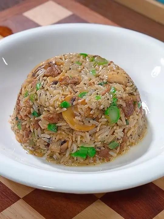 今天用世界三大美食之一的黑松露做了菌菇牛肉炒饭，做法简单单单，味道却非常鲜美，孩子炫了一碗