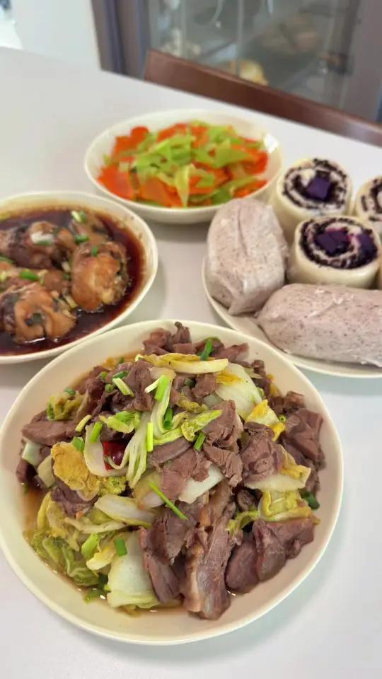 今天跟我老婆生活化减脂吃的是娃娃菜炒牛肉,蒸鸡腿,莴笋炒胡萝卜,加上红豆馒头和紫薯馒头,这