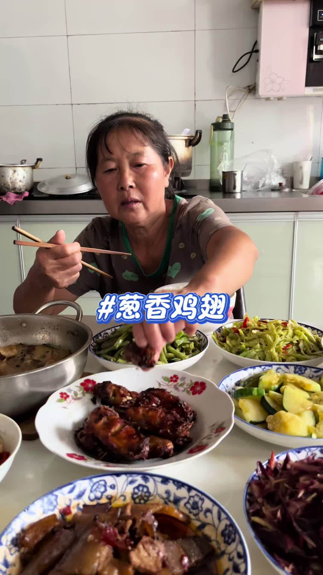 鸡翅这个做法,你家里小朋友一次能炫一大盆!国庆节在家赶紧给孩子安排起来吧!家常菜 鸡翅 记