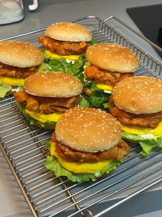 奥尔良滑蛋鸡腿堡自己做的真的巨好吃