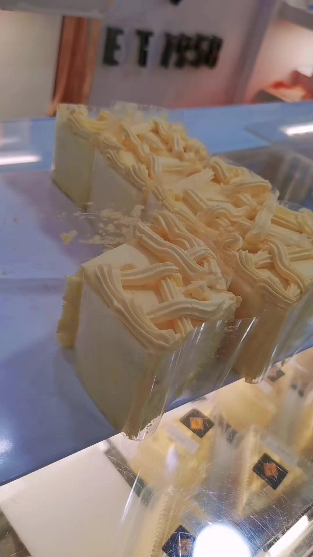贵是贵了点,但它就是好吃,谁让它是昆明饭店?老奶油蛋糕