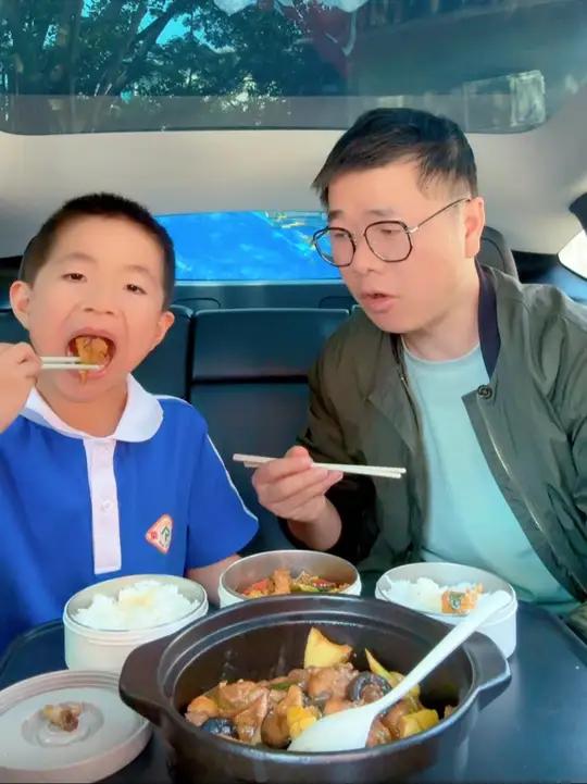 80后老父亲给小学生送饭第279天 家有小学生,中午去学校给儿子送饭,昨天学了个新菜,今天