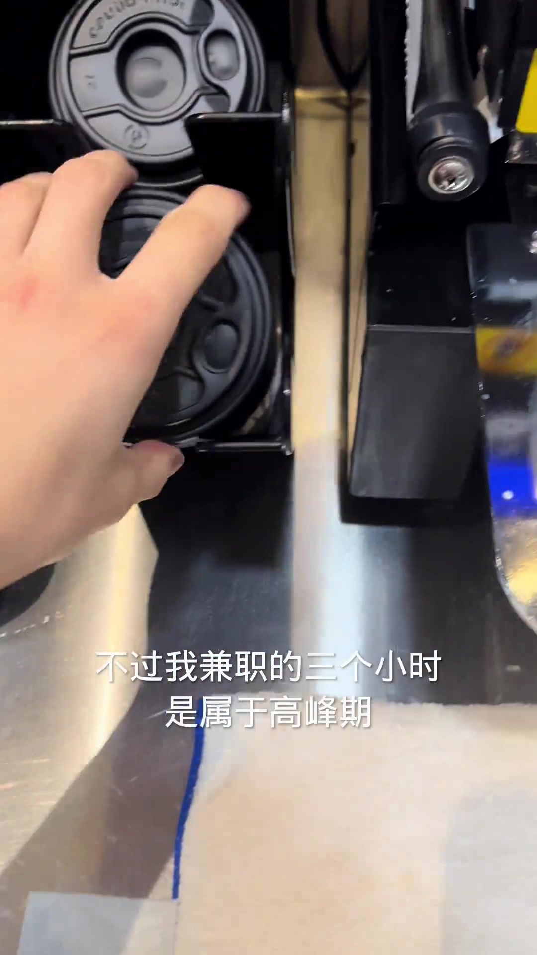 来看看07男生在上海奶茶店兼职下班当陪玩的日常生活