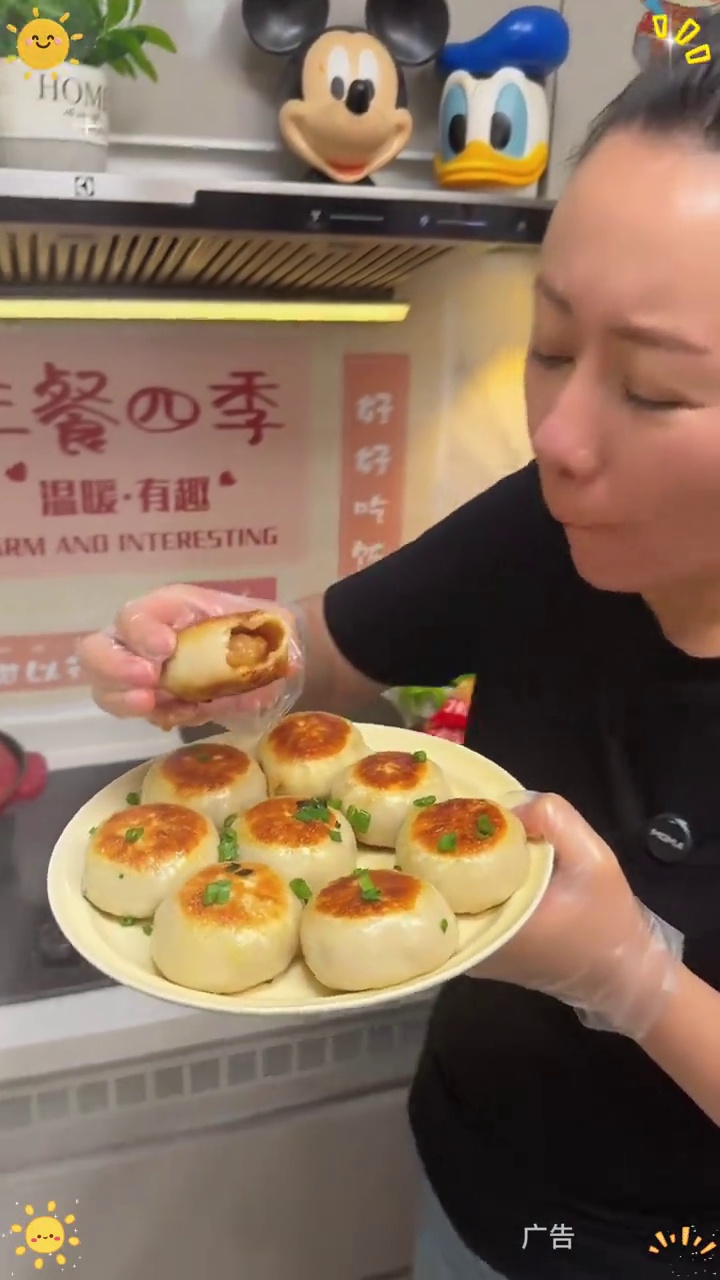 谁懂这一口的好吃程度 谁懂啊,去年在北京吃过一次门钉肉饼就念念不忘,咬一口爆汁,薄皮大馅料