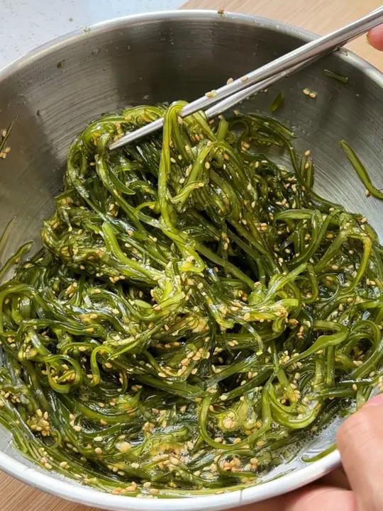 海带的神仙吃法 酸甜脆嫩,空口吃都很好吃,灵感来源于海藻沙拉,味道一点也不比买的差,重点是