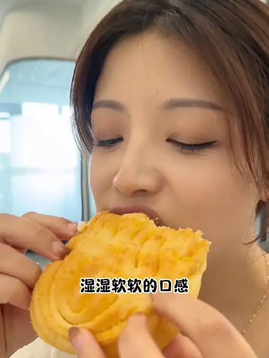 口感湿湿软软,这个椰蓉面包太哇塞了,当做早餐下午茶夜宵零食都可以 左烘右焙面包 大人小孩都