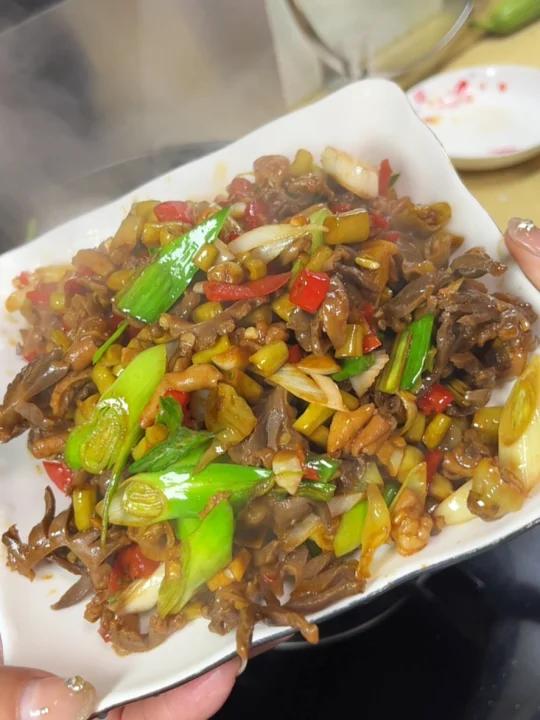 如果我开饭店就用这道酸豆角炒鸭杂当招牌菜