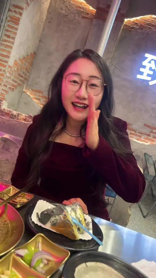 18岁小伙来韩东家炭火烤肉吃饭过生日，分享给我们蛋糕吃，于是我们也给他一个惊喜，送上生日祝