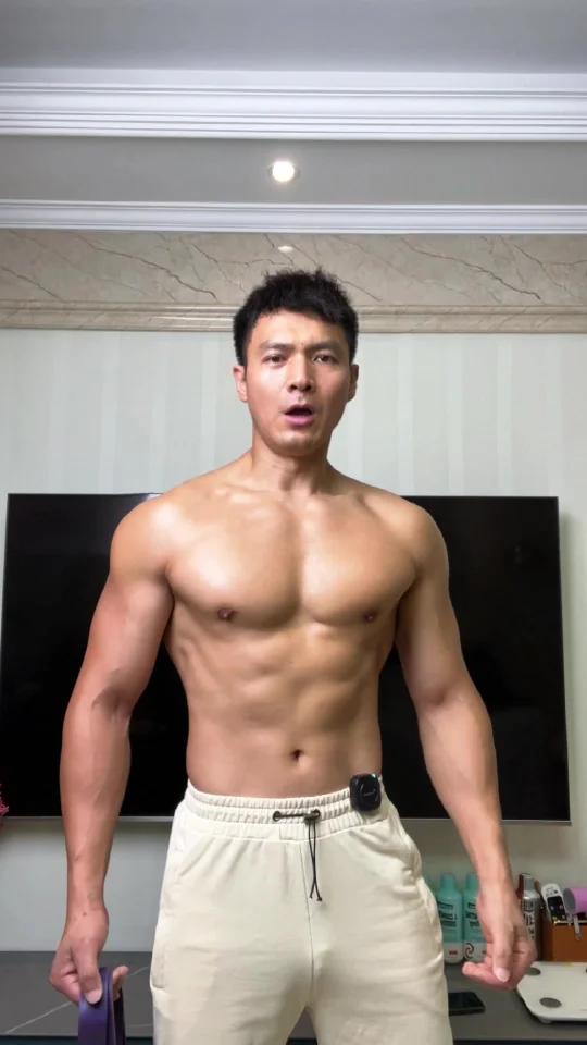 多练这四个动作减少胸部赘肉、紧致胸型!