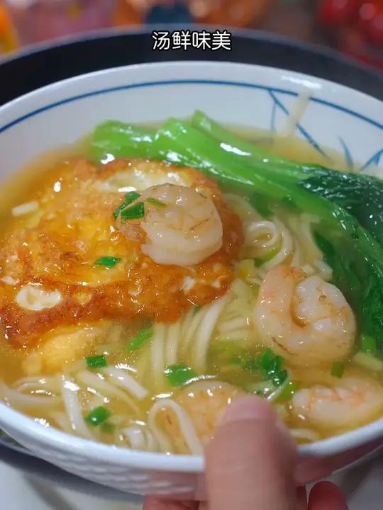 孩子的早餐,入秋后就花3分钟在家给他做个蔬菜鸡汤面,汤鲜味美 又营养好吃