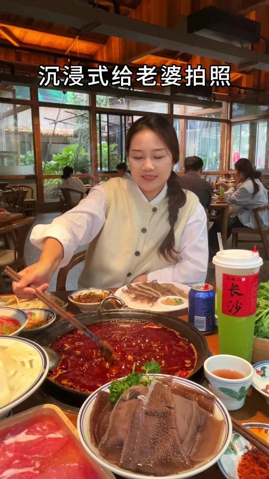吃火锅给老婆拍可爱元气有生活感的照片