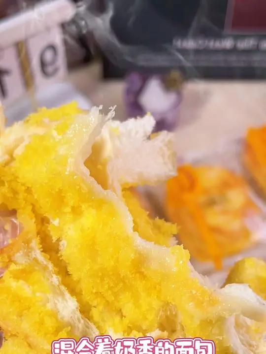 爆款椰蓉面包！金黄椰蓉铺满现烤面包，奶香浓郁，每一口都松软香甜。新鲜出炉，温暖你的味蕾