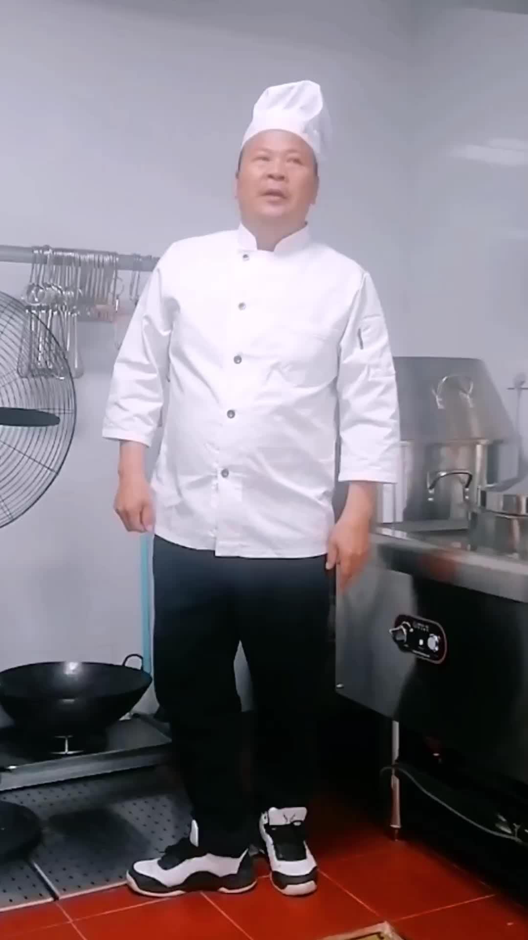 餐饮人拍抖音 为何饭店的厨师炒菜时总是开着水管 餐饮人加油 绝活必须展示一下 真实材料才能
