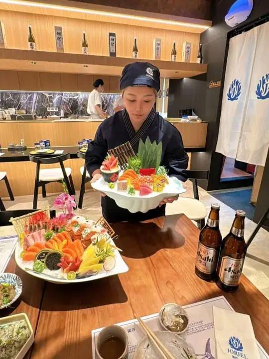 初冬西安龙首印象城掬介三文鱼店推出优惠活动,蛋糕刺身81元,时令怀石单人146元,三文鱼1