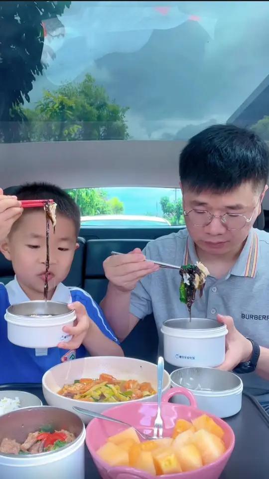 给一年级学生送饭第157天,大虾炒白菜你们一定要试试,真的很好吃 记录真实生活 今天吃什么