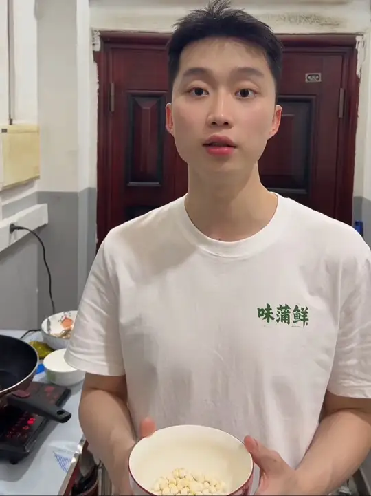 鸡头米炒虾仁美食制作完整教程分享