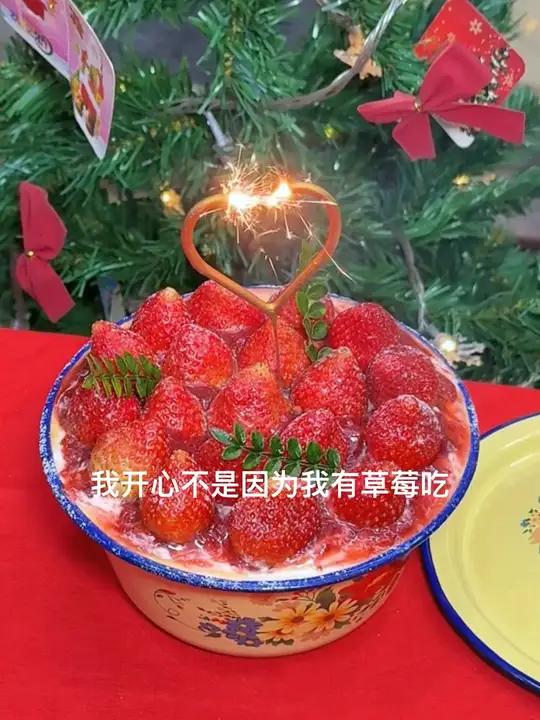 那你呢?吃到冬天的第一个草莓蛋糕了吗?是谁还没收到草莓蛋糕 冬天是吃草莓蛋糕的季节 吃草莓