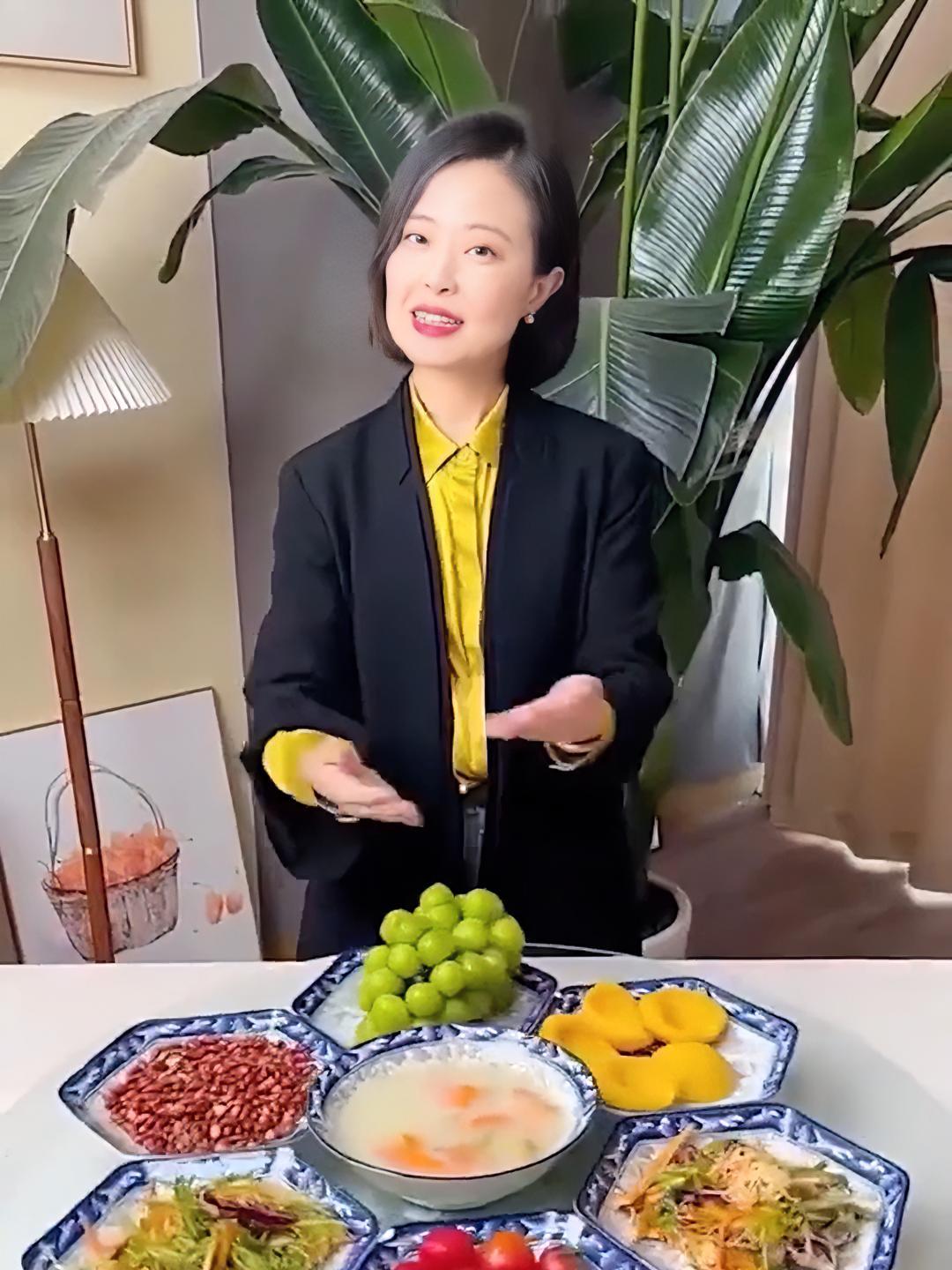 这款青花瓷拼盘七件套真的太漂亮了,6个盘子配一个大汤碗,六菜一汤搭配,简直太划算了 拼盘餐